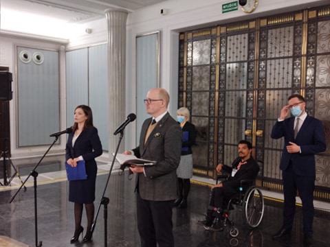 Nowa koalicja przeciwko przemocy. Sejm zajmie się projektem „Tak dla rodziny, nie dla gender”