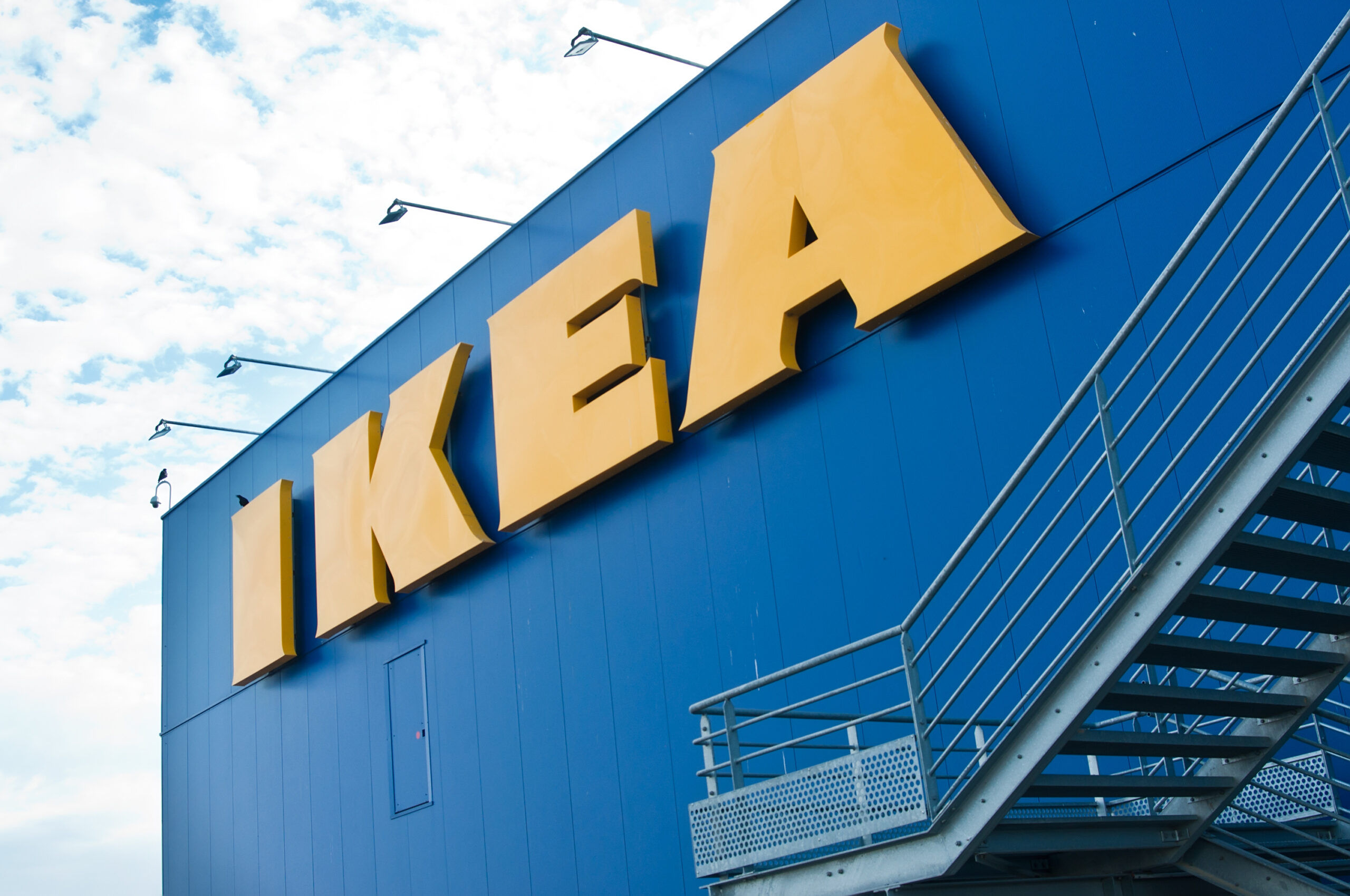 IKEA bezprawnie zwolniła pracownika. Janusz Komenda przywrócony do pracy