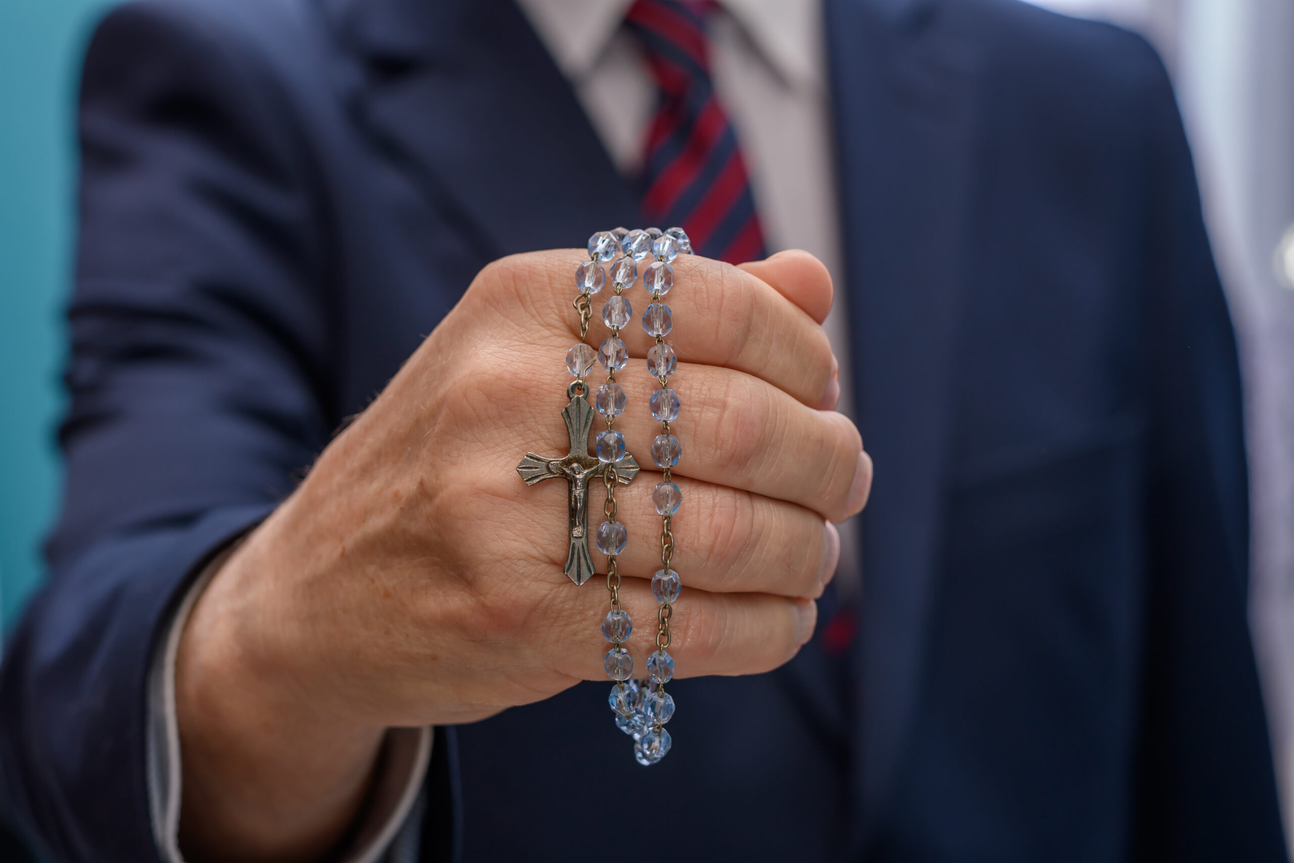 TSUE akceptuje zakaz noszenia symboli religijnych jako wyraz „neutralności wykluczającej”