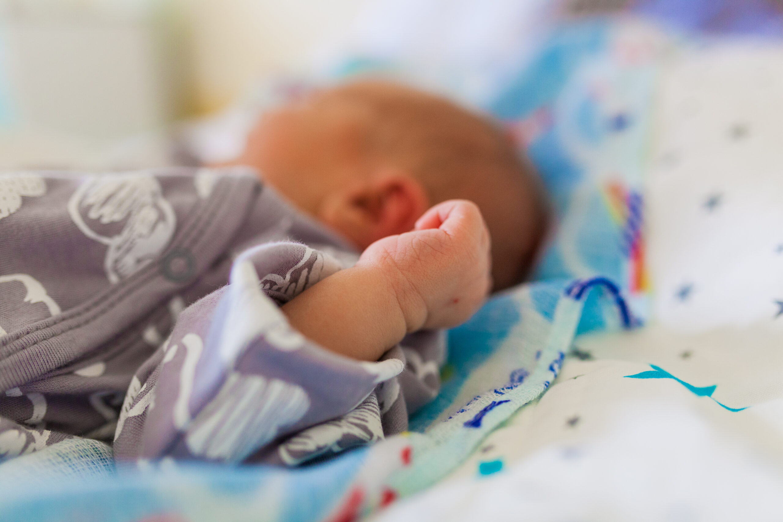 Dłuższe urlopy dla matek wcześniaków – projekt Kariny Bosak zgodny z konstytucyjną zasadą ochrony macierzyństwa