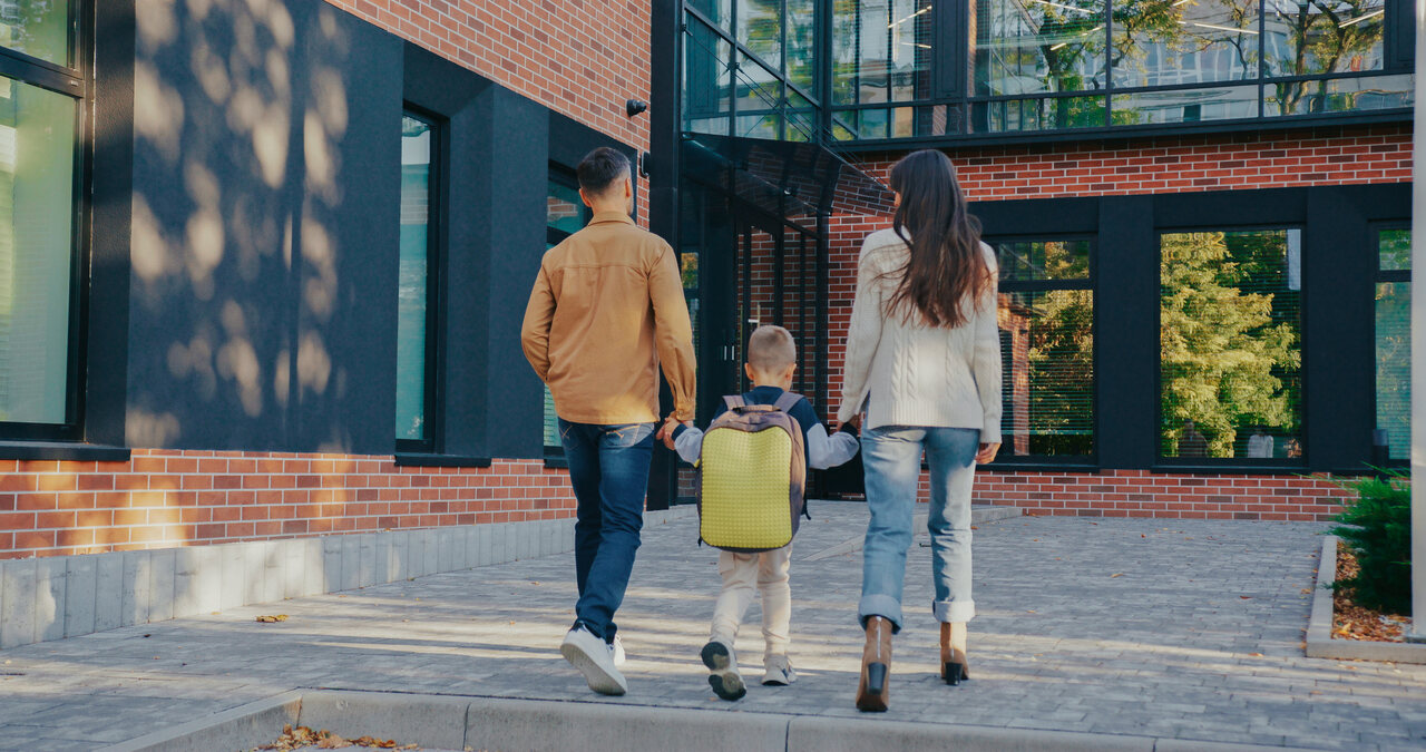 Prawo rodziców do rezygnacji z „edukacji zdrowotnej”. Nieprawidłowe praktyki szkół wprowadzające w błąd