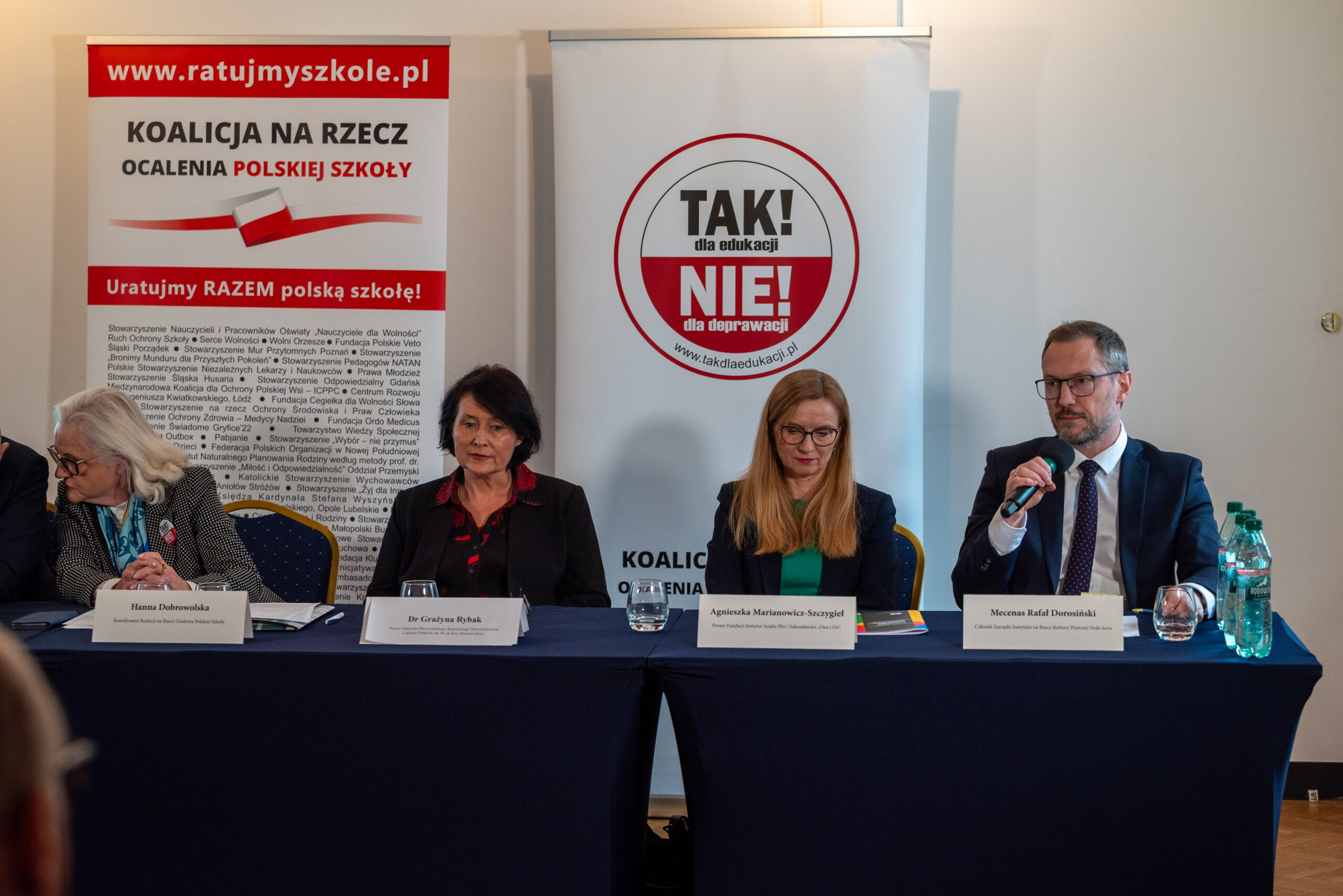 KROPS alarmuje. Tranzycja w polskich szkołach